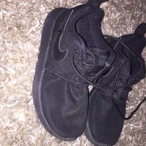 Nike Shoes - Kids Nike roshes used a few times Nike Shoes - Kids Nike roshes used a few times
